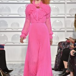 Vestido rosa con pliegues en el pecho de Schiaparelli en la Semana de la Alta Costura de París Primavera/Verano 2016