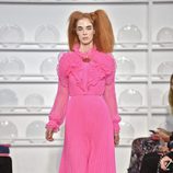 Vestido rosa con pliegues en el pecho de Schiaparelli en la Semana de la Alta Costura de París Primavera/Verano 2016
