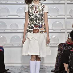 Conjunto con camisa con dibujos de verduras y falda plisada de Schiaparelli en la Semana de la Alta Costura de París Primavera/Verano 2016