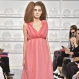 Vestido rosa claro de gasa estilo romano de Schiaparelli en la Semana de la Alta Costura de París Primavera/Verano 2016