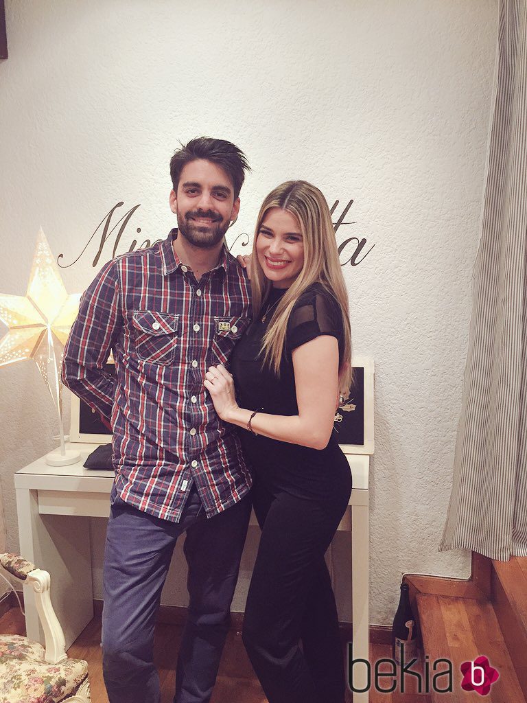 María Lapiedra y su marido Mark Hamilton en su tienda de ropa Mina&lotta BABY