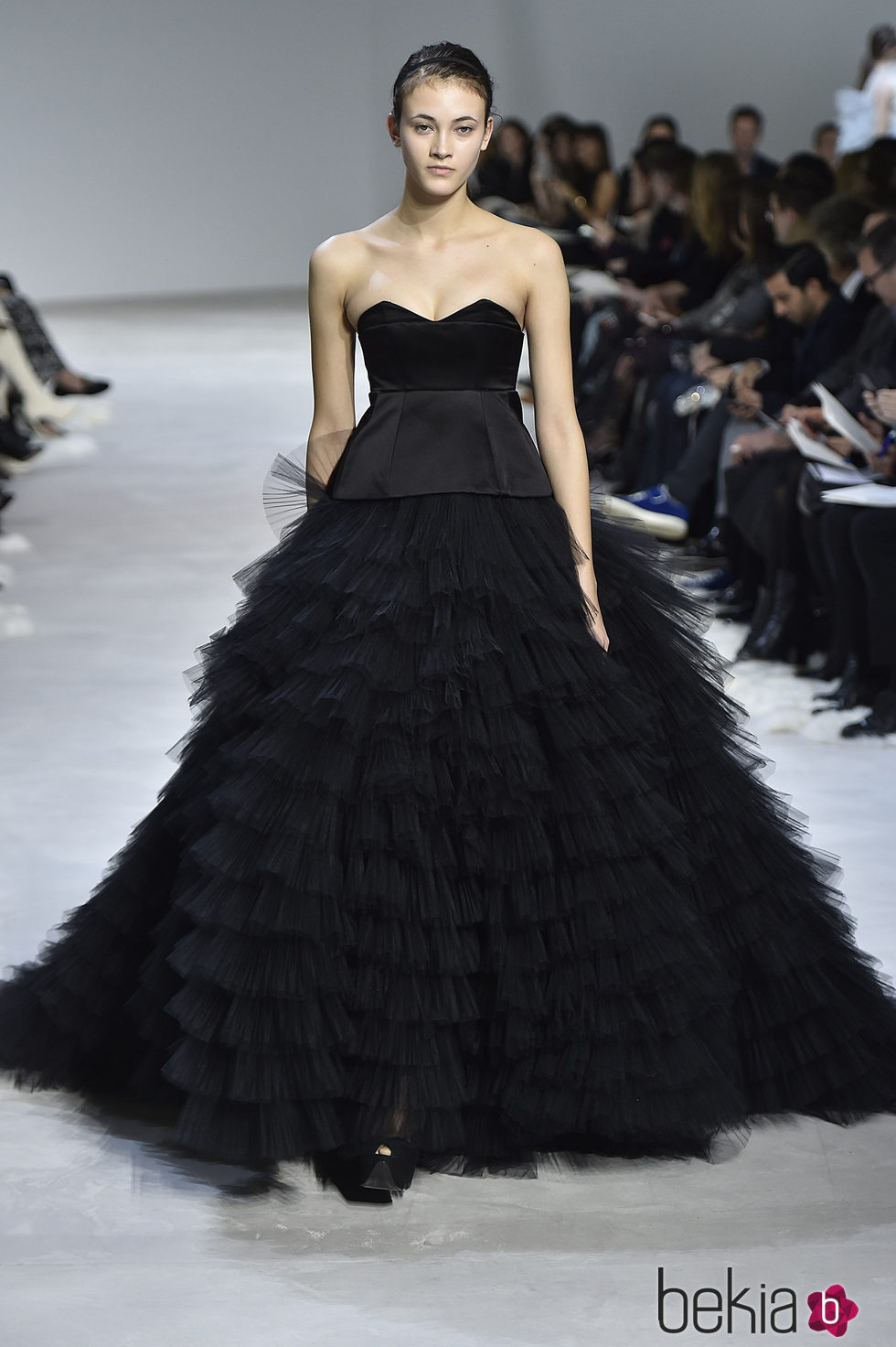 Vestido negro de tul con escote corazón de Giambattista Valli en la semana de Alta Costura de París primavera/verano 2016