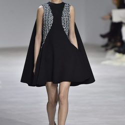 Vestido corto negro con cristales en las mangas y capa de Giambattista Valli en la semana de Alta Costura de París primavera/verano 2016