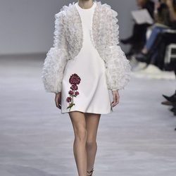 Vestido corto blanco con mangas de volantes y detalle de Giambattista Valli en la semana de Alta Costura de París primavera/verano 2016