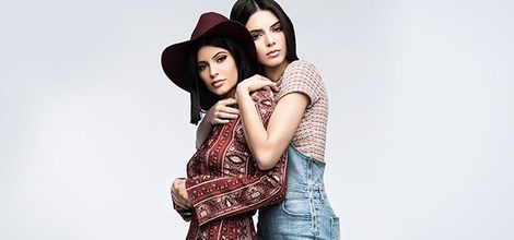 Kendall y Kylie Jenner con sombrero de ante y blusa para PacSun primavera/verano 2016