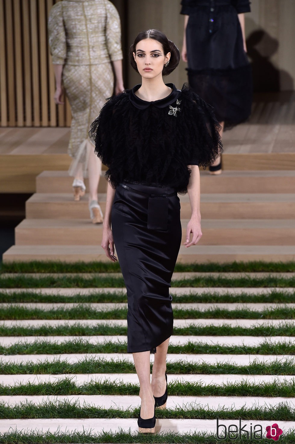 Falda negra ajustada y jersey von volumen de Chanel en la Semana de la Alta Costura de París primavera/verano 2016