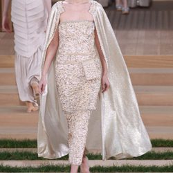 Vestido champagne y capa brilli brilli de Chanel en la Semana de la Alta Costura de París primavera/verano 2016