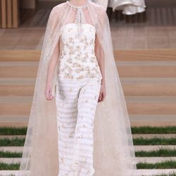 Vestido blanco con relieves y capa transparente de Chanel en la Semana de la Alta Costura de París primavera/verano 2016