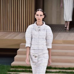 Traje blanco con falda lápiz y mangas abultadas de Chanel en la Semana de la Alta Costura de París primavera/verano 2016