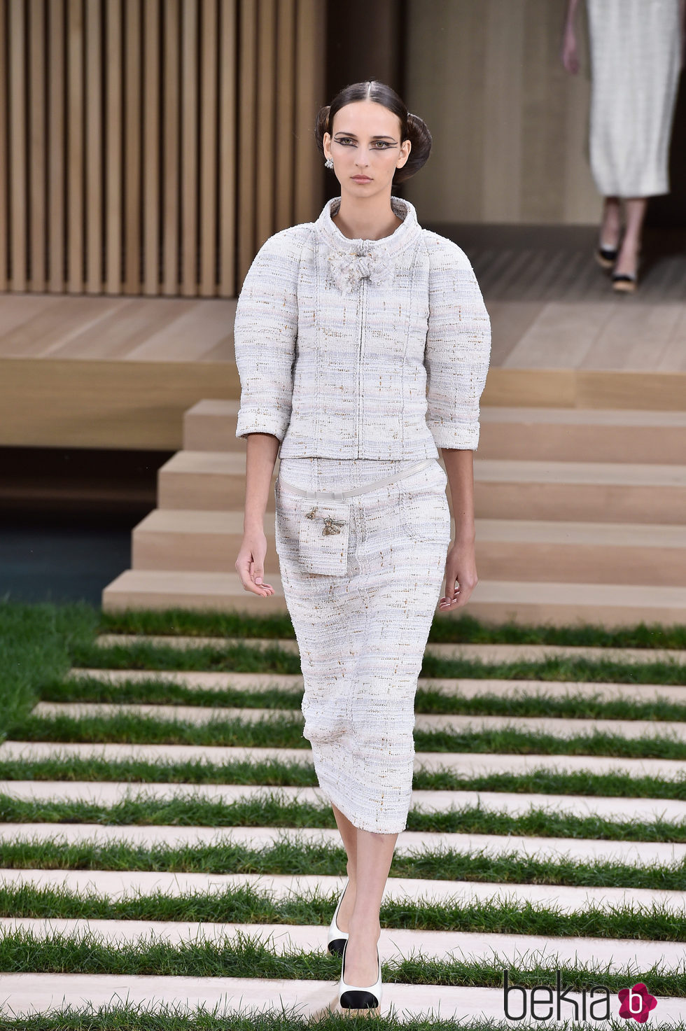 Traje blanco con falda lápiz y mangas abultadas de Chanel en la Semana de la Alta Costura de París primavera/verano 2016