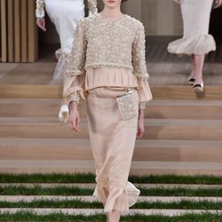Traje nude con falda lápiz plisada y relieve de Chanel en la Semana de la Alta Costura de París primavera/verano 2016