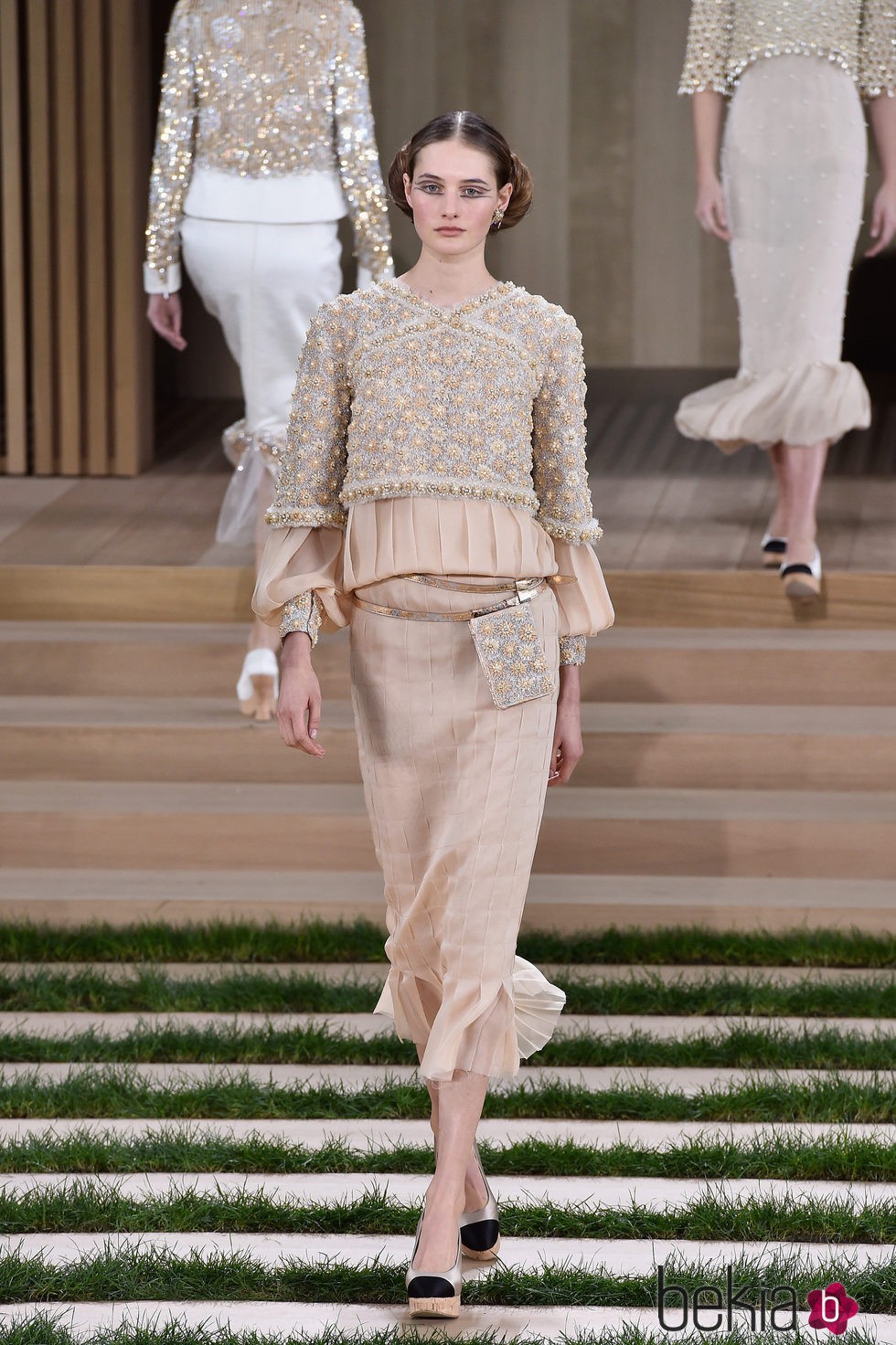 Traje nude con falda lápiz plisada y relieve de Chanel en la Semana de la Alta Costura de París primavera/verano 2016