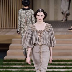 Vestido crudo con plisados y detalles en el pecho de Chanel en la Semana de la Alta Costura de París primavera/verano 2016