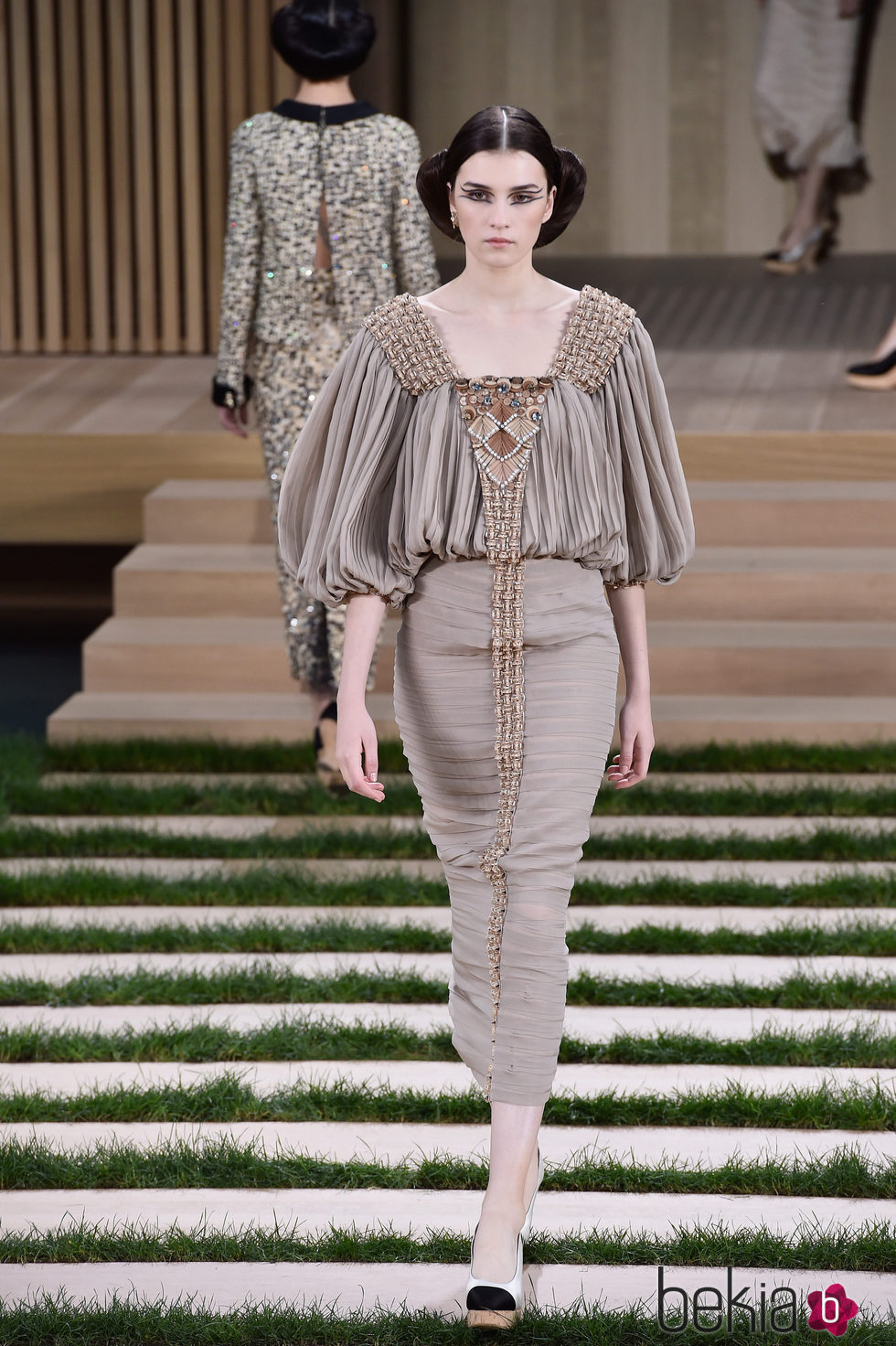 Vestido crudo con plisados y detalles en el pecho de Chanel en la Semana de la Alta Costura de París primavera/verano 2016