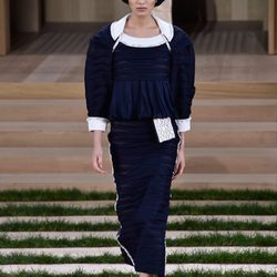Vestido azul marino abultado de Chanel en la Semana de la Alta Costura de París primavera/verano 2016
