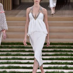 Vestido blanco asimétrico con detalles brillantes de Chanel en la Semana de la Alta Costura de París primavera/verano 2016