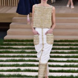 Conjunto blanco y dorado con relieve de Chanel en la Semana de la Alta Costura de París primavera/verano 2016