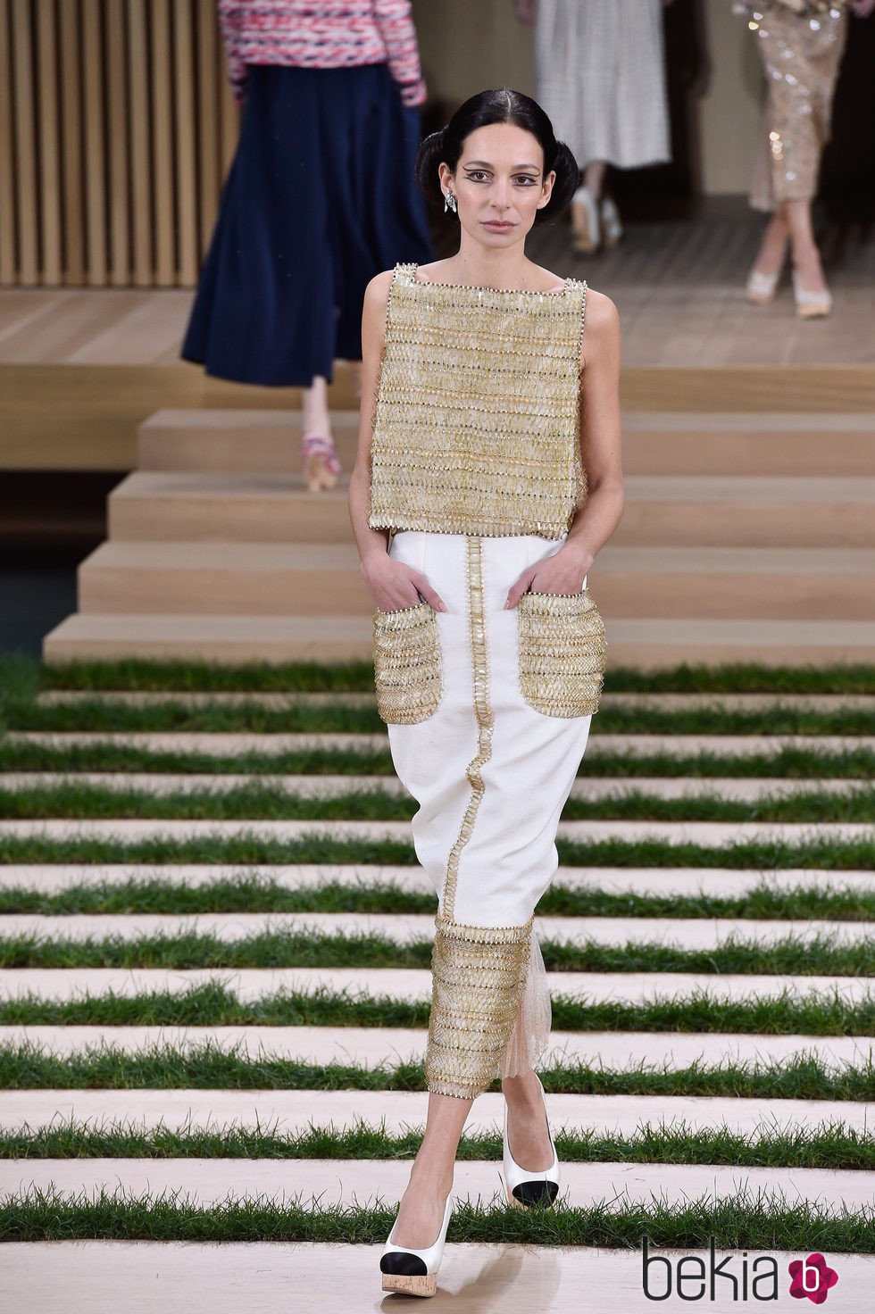 Conjunto blanco y dorado con relieve de Chanel en la Semana de la Alta Costura de París primavera/verano 2016
