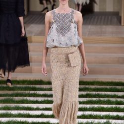 Conjunto nude y gris y falda de esparto de Chanel en la Semana de la Alta Costura de París primavera/verano 2016