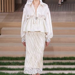 Conjunto brilli brilli con falda plisada de Chanel en la Semana de la Alta Costura de París primavera/verano 2016