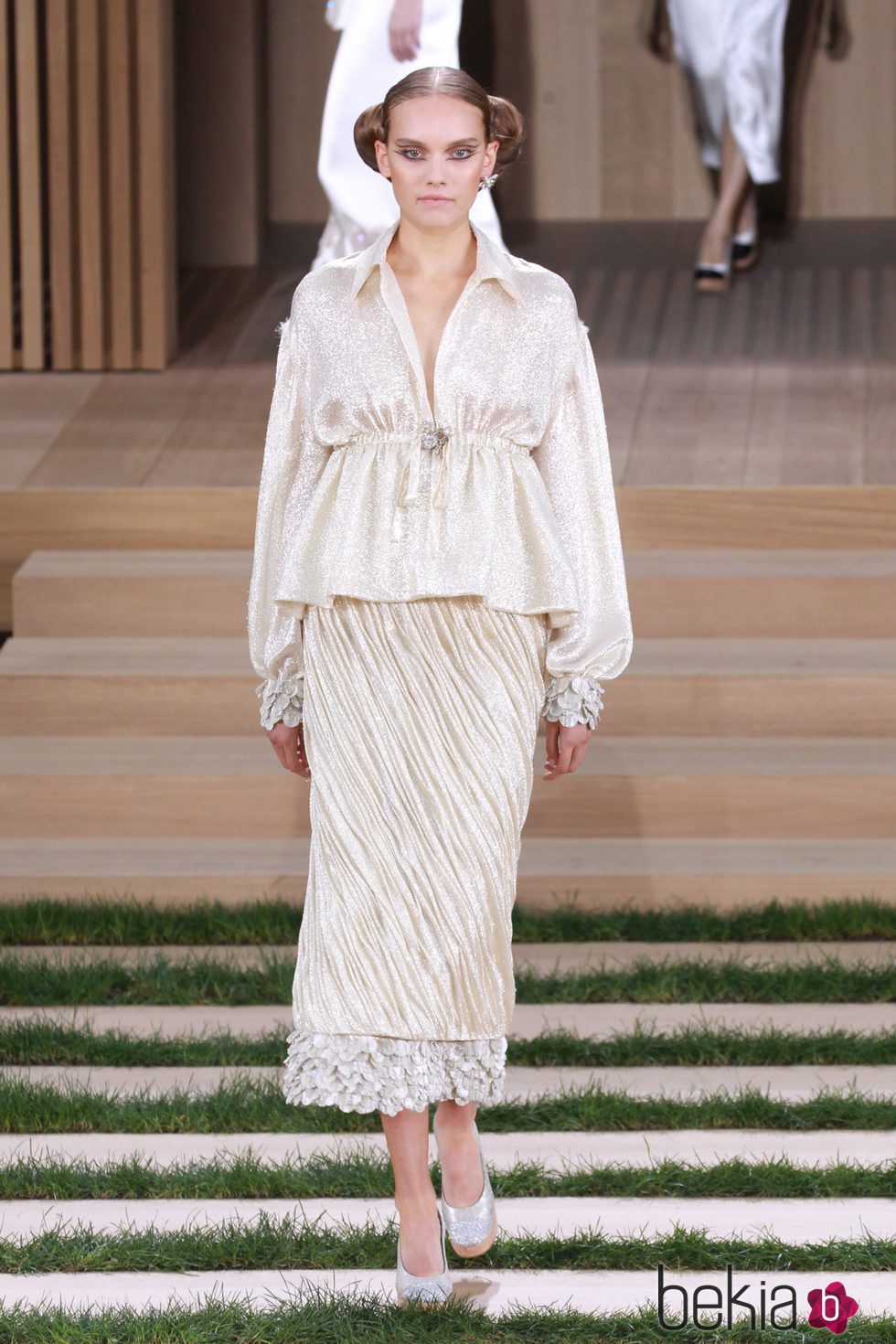 Conjunto brilli brilli con falda plisada de Chanel en la Semana de la Alta Costura de París primavera/verano 2016