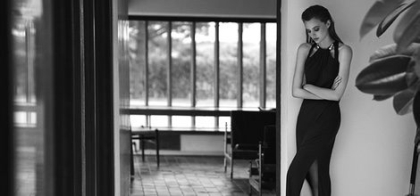 Vestido largo negro con abertura lateral en la falda de Andrés Sardá para primavera/verano 2016