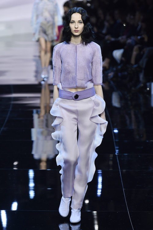 Pantalones violetas con volúmenes en los lados de Armani en la Semana de la Moda de Alta Costura de París primavera/verano 2016