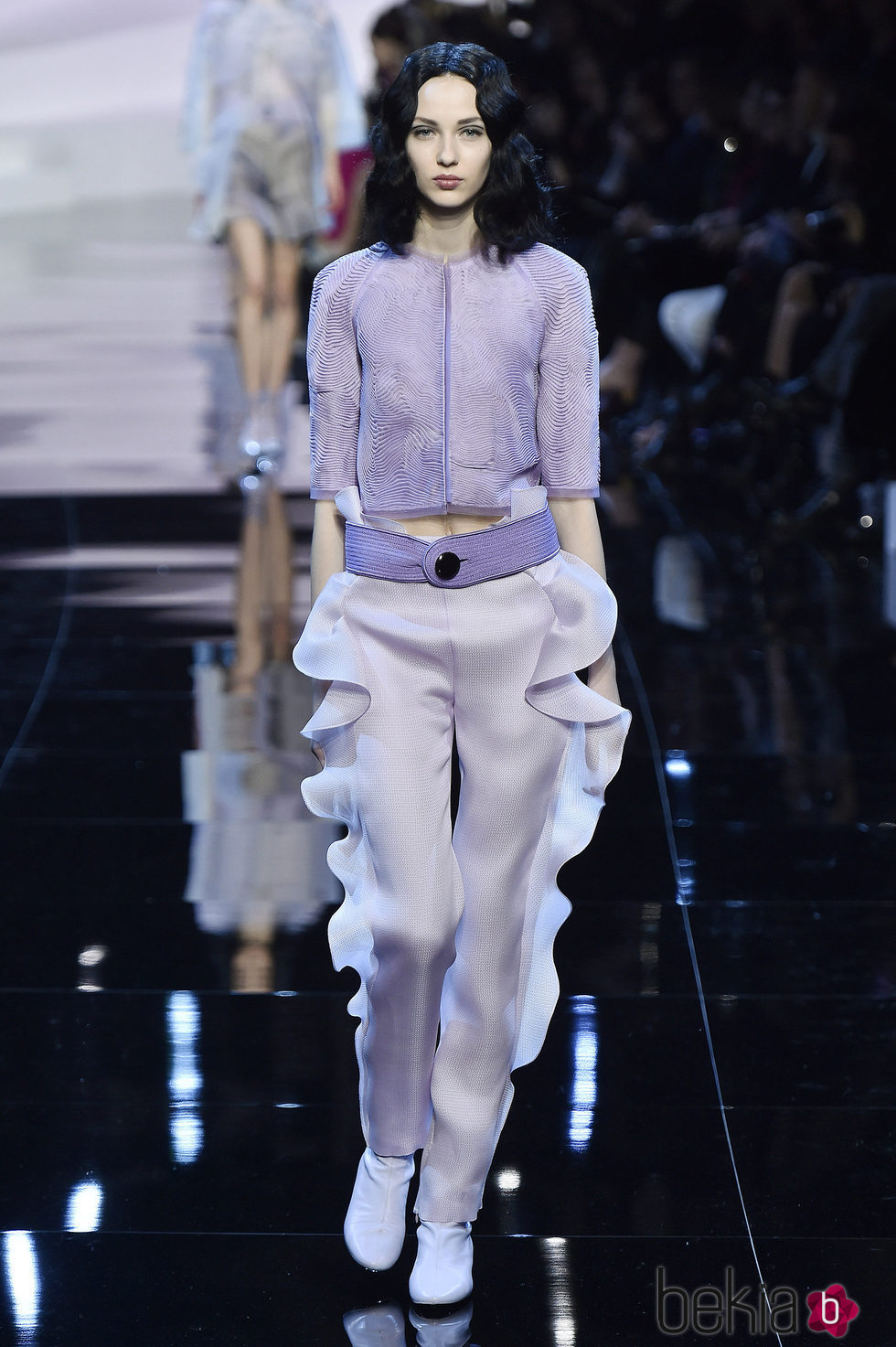 Pantalones violetas con volúmenes en los lados de Armani en la Semana de la Moda de Alta Costura de París primavera/verano 2016