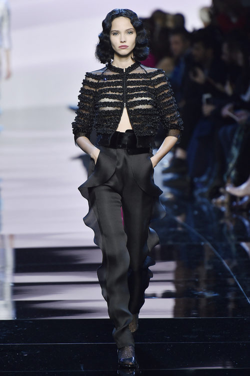Blazer negra con franjas transparentes de Armani en la Semana de la Moda de Alta Costura de París primavera/verano 2016