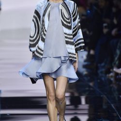 Vestido corto con volantes y kimono de Armani en la Semana de la Moda de Alta Costura de París primavera/verano 2016