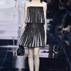Vestido corto con flecos negros de Armani en la Semana de la Moda de Alta Costura de París primavera/verano 2016