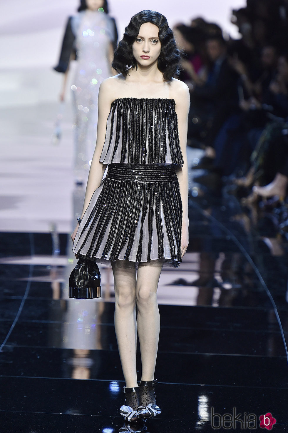 Vestido corto con flecos negros de Armani en la Semana de la Moda de Alta Costura de París primavera/verano 2016