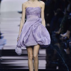 Vestido corto asimétrico violeta de Armani en la Semana de la Moda de Alta Costura de París primavera/verano 2016