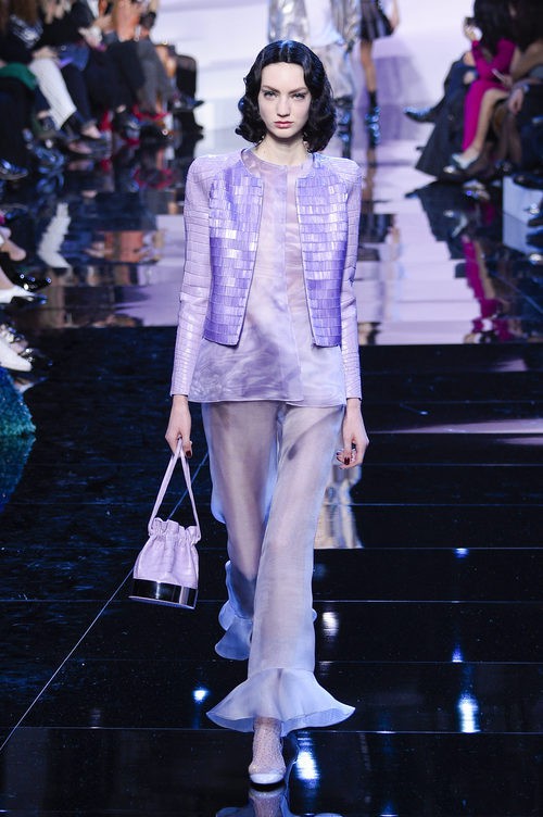 Traje violeta con pantalones campana de Armani en la Semana de la Moda de Alta Costura de París primavera/verano 2016