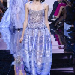 Vestido con falda globo con transparencias de Armani en la Semana de la Moda de Alta Costura de París primavera/verano 2016