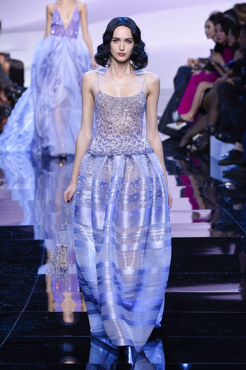 Vestido con falda globo con transparencias de Armani en la Semana de la Moda de Alta Costura de París primavera/verano 2016