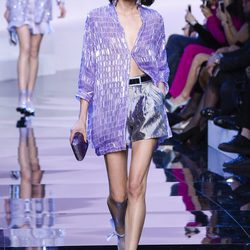Chaqueta larga violeta con efecto brilli brilli de Armani en la Semana de la Moda de Alta Costura de París primavera/verano 2016