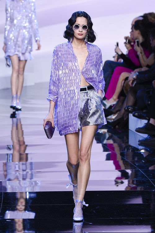 Chaqueta larga violeta con efecto brilli brilli de Armani en la Semana de la Moda de Alta Costura de París primavera/verano 2016