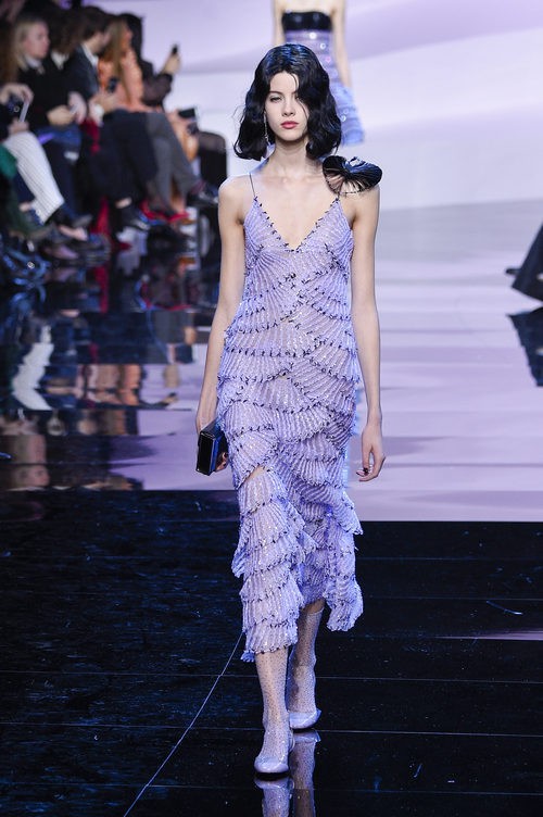 Vestido largo estilo años 20 con superposición de volantes plisados de Armani en la Semana de la Moda de Alta Costura de París primavera/verano 2016