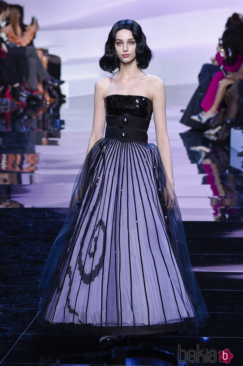 Vestido corte princesa con detalle negro en la falda de Armani en la Semana de la Moda de Alta Costura de París primavera/verano 2016