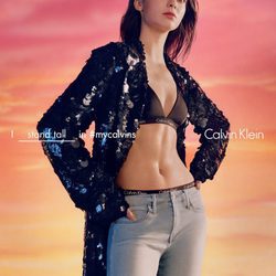 Kendall Jenner con sujetador negro de Calvin Klein para la colección primavera/verano 2016