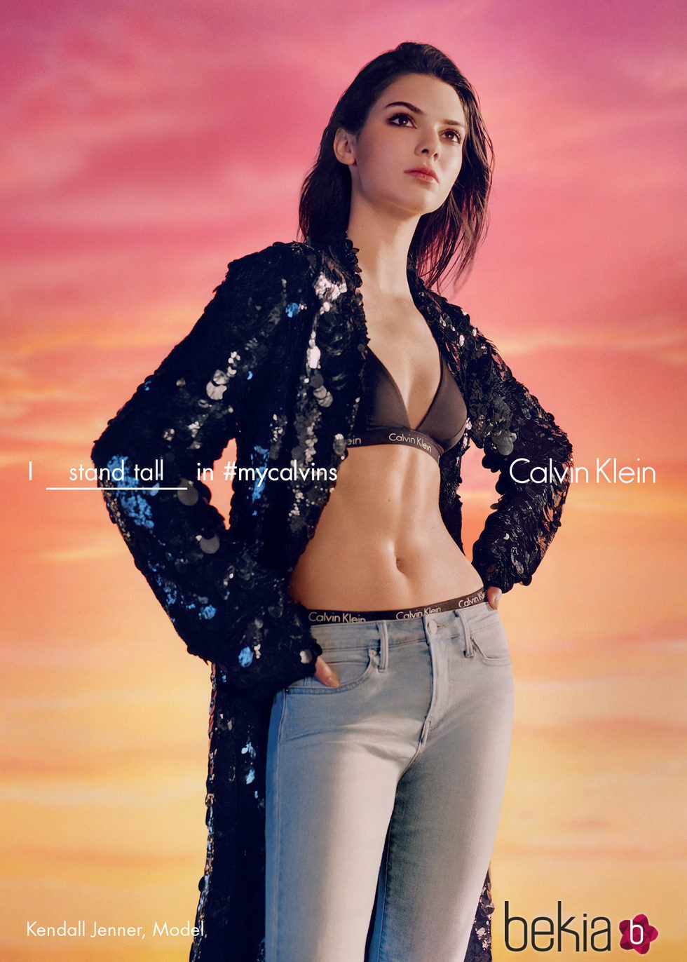 Kendall Jenner con sujetador negro de Calvin Klein para la colección primavera/verano 2016