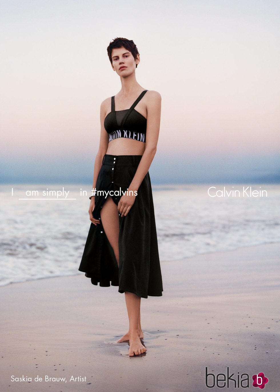 Saskia de Brauw con sujetador deportivo de tirantes cruzados de Calvin Klein para la colección primavera/verano 2016