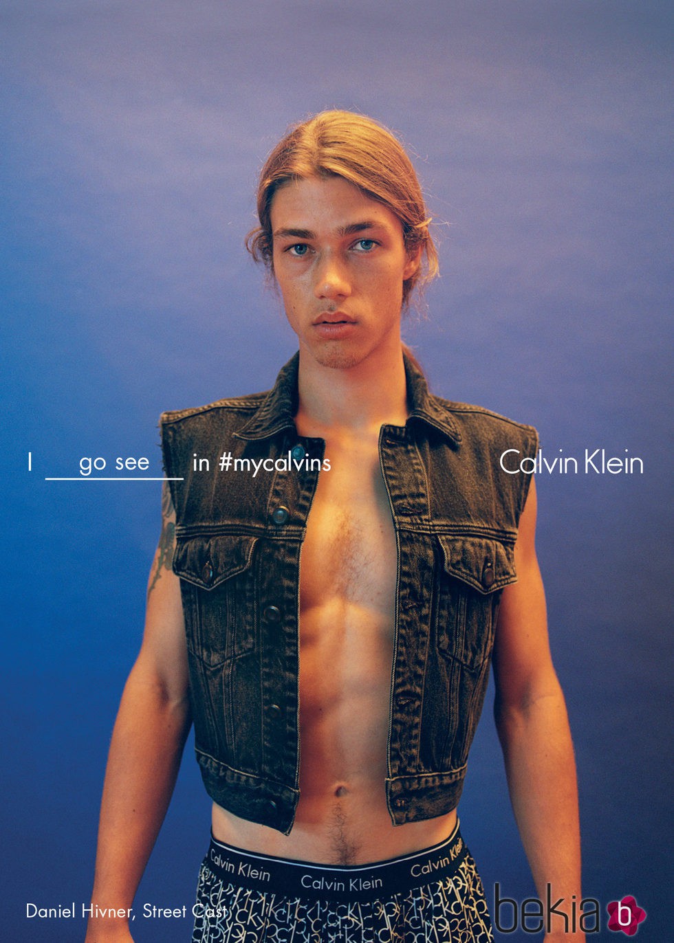 Daniel Hivner con boxer estampado y chaleco denim de Calvin Klein para la colección primavera/verano 2016