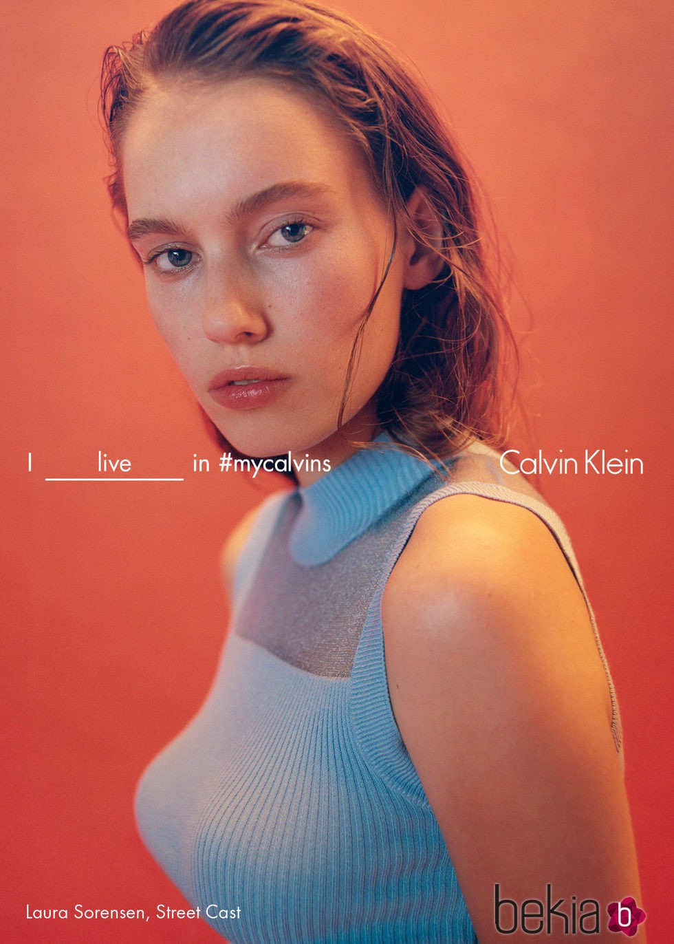 Laura Sorensen con jersey azul sin mangas de Calvin Klein para la colección primavera/verano 2016