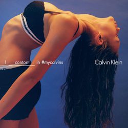 Sophia Tatum con conjunto lencero deportivo negro de encaje de Calvin Klein para la colección primavera/verano 2016