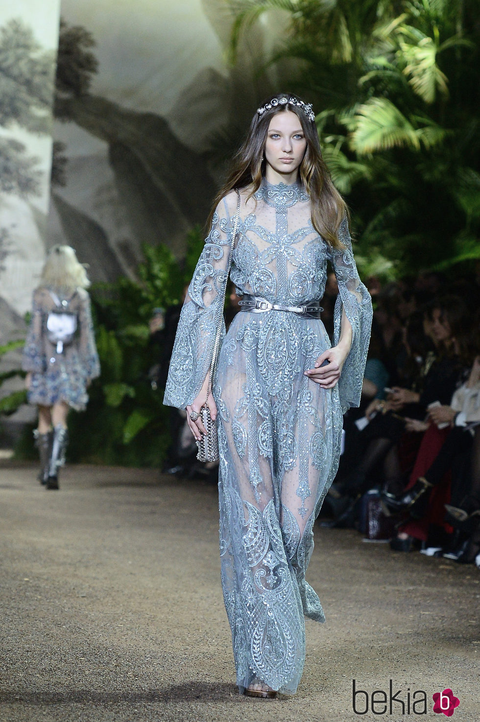 Vestido azul serenity con encaje Chantilly de Elie Saab en la Semana de Alta Costura de París primavera/verano 2016