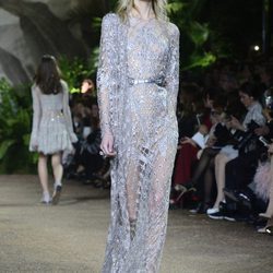 Vestido recto plateado con motivos geométricos de encaje Chantilly de Elie Saab en la Semana de Alta Costura de París primavera/verano 2016