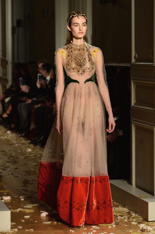 Vestido con transparencias y terciopelo rojo de Valentino en la Semana de la Alta Costura de París primavera/verano 2016