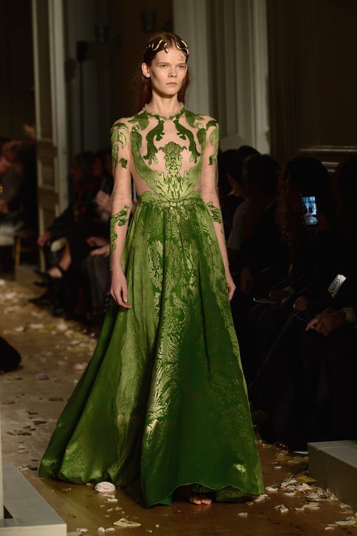 Vestido con estampado vegetal en verde esmeralda de Valentino en la Semana de la Alta Costura de París primavera/verano 2016